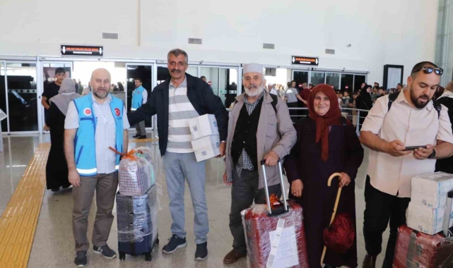 Sivas'ta hacılar çiçeklerle karşılandı