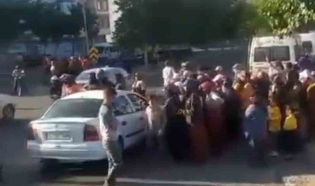 Siverek'te tarım işçileri yevmiye ücretini protesto için yol kapattı