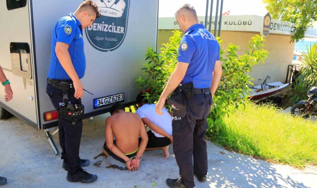 Sivil polise neşter ve av baltası ile direnen gençler, ters kelepçe ile gözaltına alındı