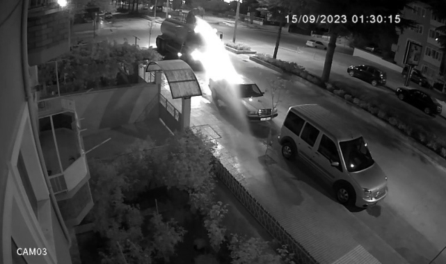 Su tankeri ağaçlar yerine suladığı otomobili pert etti: O anlar kamerada