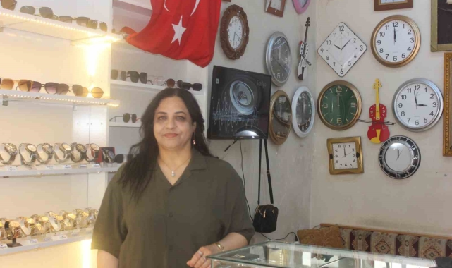 Şükran Usta, 15 yıldır saat tamirciliği yapıyor