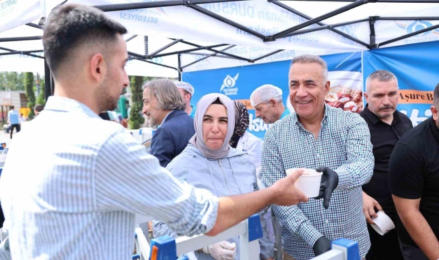 Sultangazi Belediye Başkanı Dursun vatandaşlara aşure dağıttı
