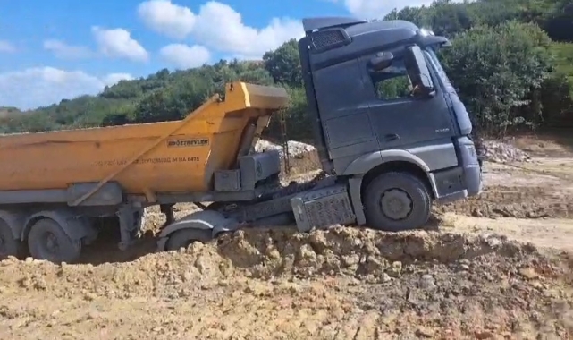Sultangazi'de döküm sahasında tekrar toprak kaydı, hafriyat kamyonu asılı kaldı