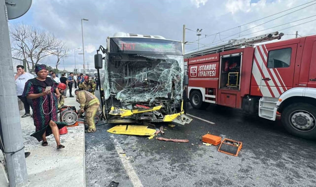 Sultangazi'de İETT otobüsü park halindeki tıra arkadan çarptı: 8 yaralı