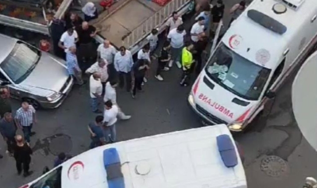 Sultangazi'de kavga anları kamerada: Bir yumrukla kafasını feci şekilde otomobile çarptı