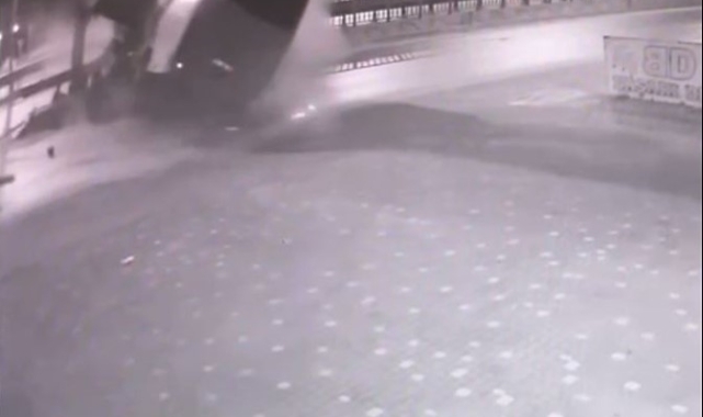 Sürücünün öldüğü, 20 turistin yaralandığı midibüs kazası güvenlik kamerasında