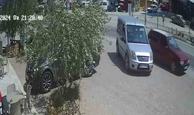 Sürücüsüz otomobil geri gitmeye başladı, bir vatandaş faciayı önledi