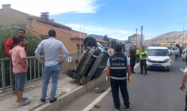 Takla atan araç kaldırımda yürüyen kadın ve çocuğa çarptı