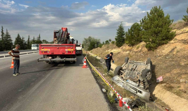 Takla atıp refüje devrilen otomobilde 2 kişi yaralandı