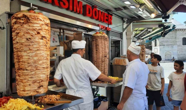 Taksim&#039;de döner ustası lavaşları dizdiği sırada tabureden düştü: O anlar kamerada