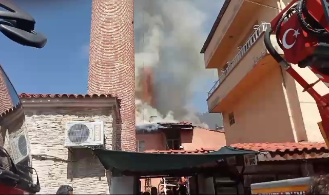 Tarihi konağın çatısı alevlere teslim oldu