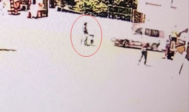 Tekirdağ'da arabanın yayalara çarptığı anlar kamerada: 2'si çocuk 3 yaralı