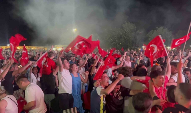 Tekirdağ'da milli maç coşkusu: Binlerce vatandaş sahile kurulan dev ekrandan maçı izledi