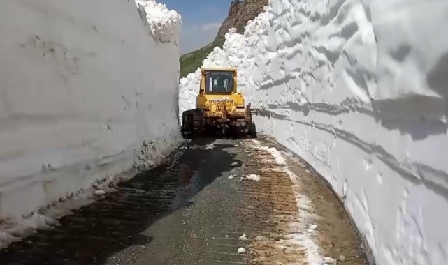 Temmuz ayında 8 metrelik karda yol açma çalışması