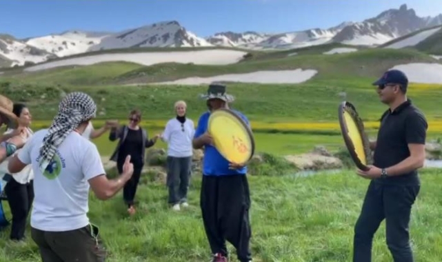 Temmuz'un ilk gününde karda kayıp karlı pekmez yediler
