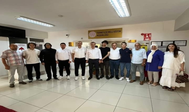 Terme Kaymakamı YKS'de dereceye giren öğrencileri tebrik etti