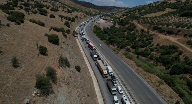 Tır yan yattı, yol 3 saat kapalı kaldı