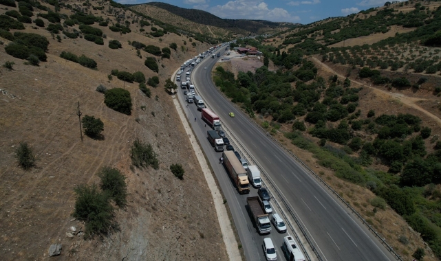 Tır yan yattı, yol 3 saat kapalı kaldı