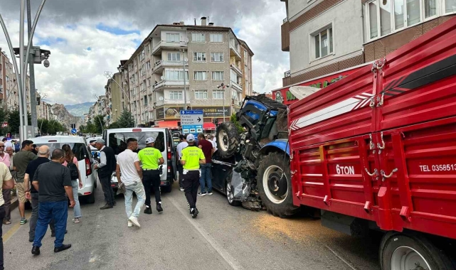 Tokat'ta freni boşalan traktör aracın üstüne çıkarak durabildi