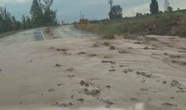 Tokat'ta sağanak yağış hayatı felç etti