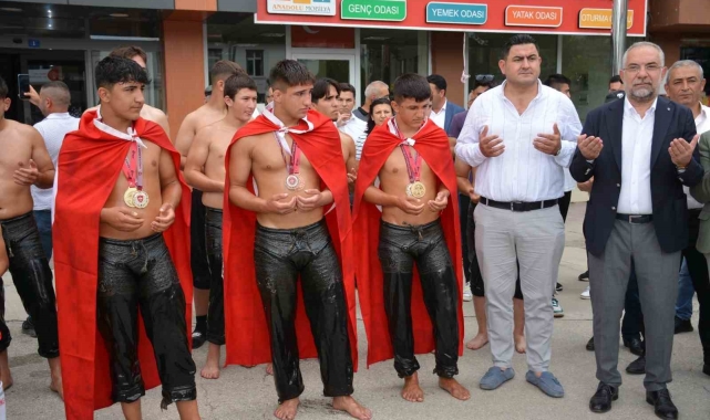 Tokat'ta şampiyon pehlivanlar coşkuyla karşılandı