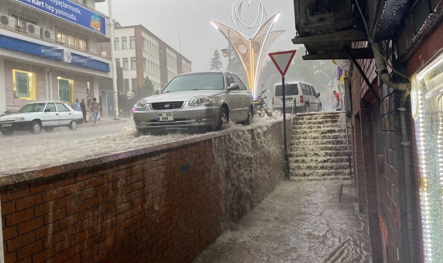 Tokat'ta yollar nehre döndü, ceviz büyüklüğünde dolu yağdı