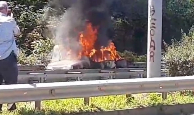 Trabzon'da seyir halindeki araç böyle yandı