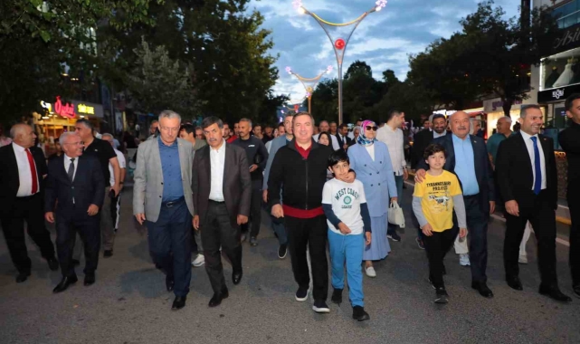 Trafiğe kapatılan Ordu Caddesi renkli görüntülere sahne oldu