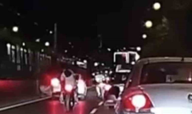 Trafiği tehlikeye soktuğu yetmedi, kontrollü şerit değiştiren aracın aynasını kırdı