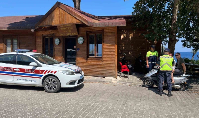Trafik jandarması sürücüleri bilgilendirdi