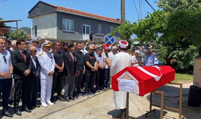 Trafik kazasında hayatını kaybeden Kıbrıs gazisi toprağa verildi