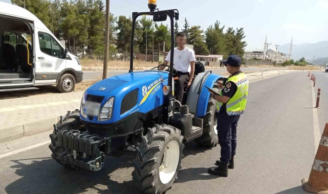 Traktör sürücülerine Jandarmadan özel denetim