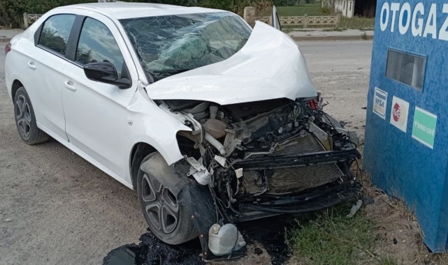 Traktörle çarpışan otomobil hurdaya döndü, 2 yaralı