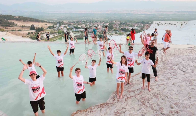 Travertenler üzerinde badminton oynadılar