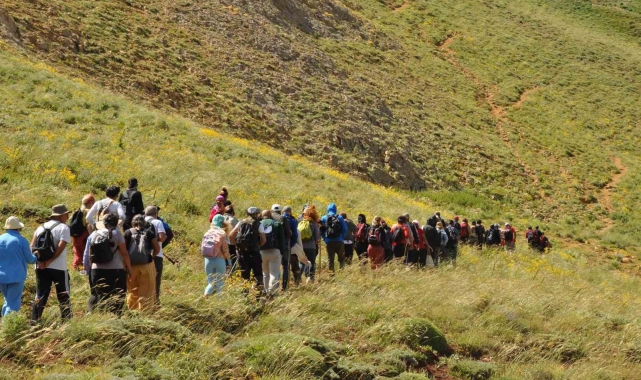 Tunceli'de doğa harikası krater gölüne gezi