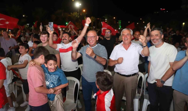 Turgutlu'da milli maç heyecanı dev ekrandan devam ediyor
