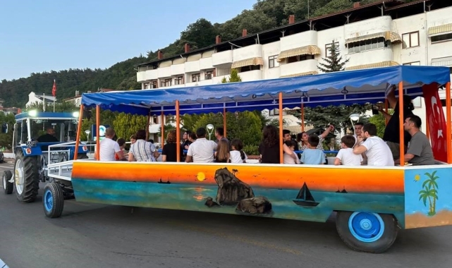 Turistlere traktör römorkunda sahil turu