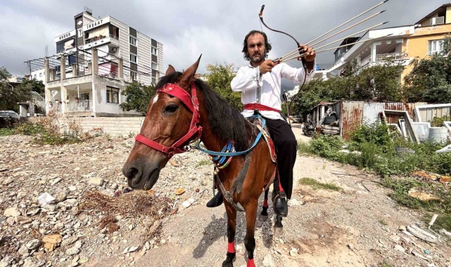 Türk filmlerinden çıkmışçasına sokaklarda atıyla gezen Hataylı Kara Murat, nostalji yaşatıyor