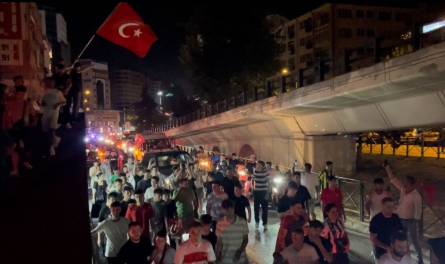 Türkiye çeyrek finale yükseldi, Bursa sokaklara aktı