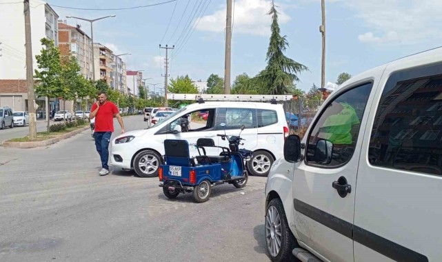 Üç tekerlekli elektrikli bisiklet devrildi: 2 yaralı