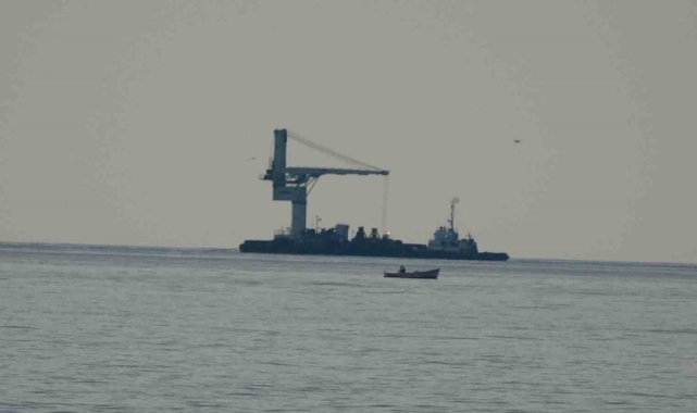 Ukrayna bandıralı römorkör ve vinç platformu Trabzon açıklarında böyle görüntülendi