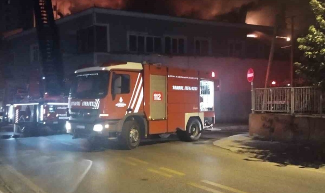 Ümraniye'de mobilya imalathanesinin çatısı alev alev yandı