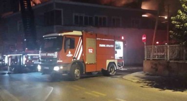 Ümraniye'de mobilya imalathanesinin çatısı alev alev yandı