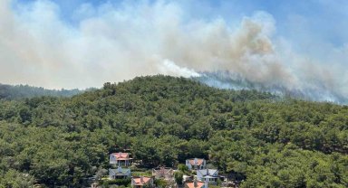 Urla'daki orman yangınında 120 konut tahliye edildi