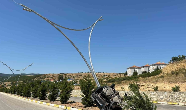 Uşak'ta aydınlatma direğine çarpan araçta 5 kişi yaralandı