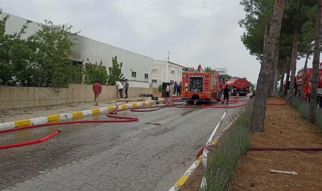 Uşak'ta tekstil fabrikasında çıkan yangın söndürüldü