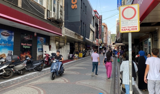 Uyarı levhalarını dikkate almayan motosiklet sürücülerine esnaf ve vatandaşlardan tepki
