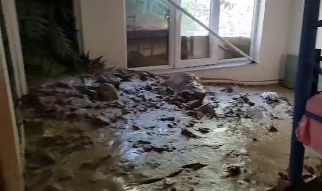 Uzundere'de heyelan nedeniyle bazı evler toprak ve kaya parçaları ile doldu