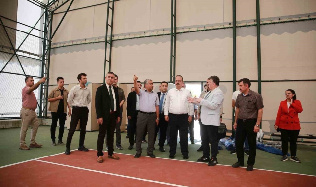Vali Canbolat yapımı süren spor tesislerinde incelemelerde bulundu