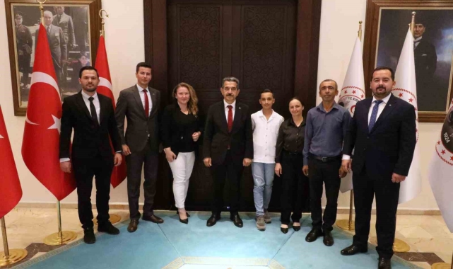 Vali Ekici, LGS&#039;de başarı gösteren öğrenciyi kabul etti